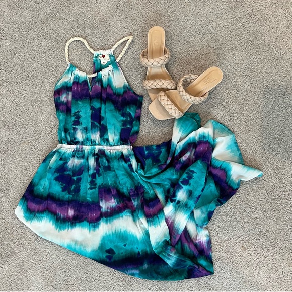 Dresses & Skirts - Bright dress perfect for a dinner on the beach or as a coverup!